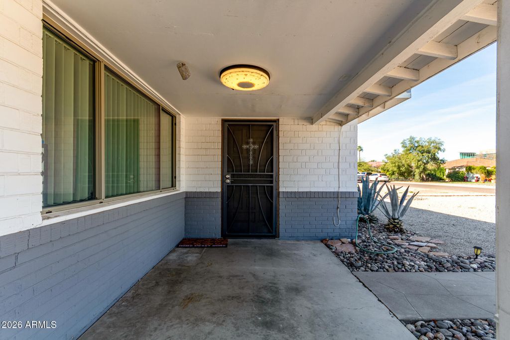 Image 4 of property listing at 921 W VERDE Lane, Phoenix, AZ 85013