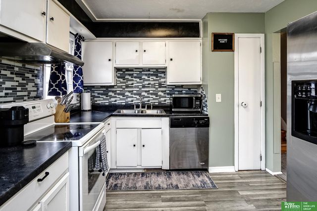 9056 Meadow Drive, Omaha, NE 68114