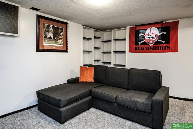 9056 Meadow Drive, Omaha, NE 68114