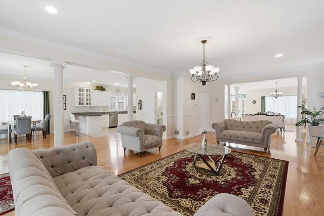 7806 N Octavia Avenue, Niles, IL 60714