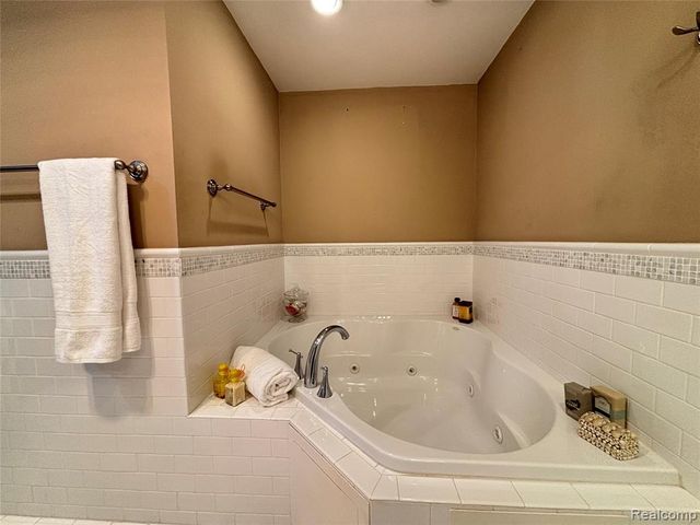 1217 Woodbridge Street 164, Saint Clair Shores, MI 48080