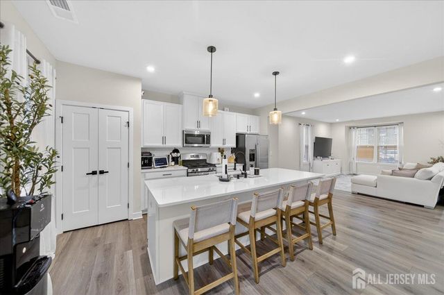 66 American Way 266, Aberdeen, NJ 07721