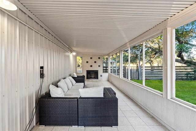 422 Spanish Wood Dr, Rockport, TX 78382