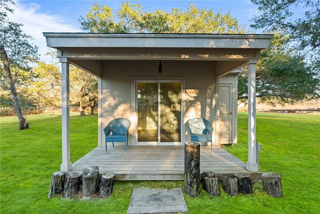 422 Spanish Wood Dr, Rockport, TX 78382