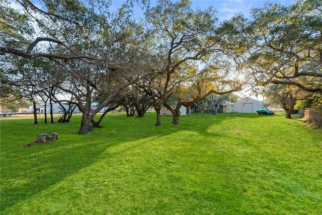 422 Spanish Wood Dr, Rockport, TX 78382