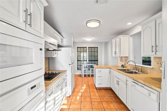 422 Spanish Wood Dr, Rockport, TX 78382