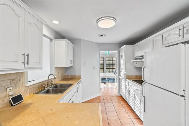 422 Spanish Wood Dr, Rockport, TX 78382