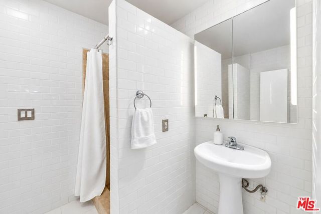 1250 N Kings Road 504, West Hollywood, CA 90069