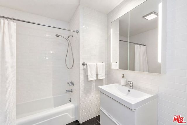 1250 N Kings Road 504, West Hollywood, CA 90069