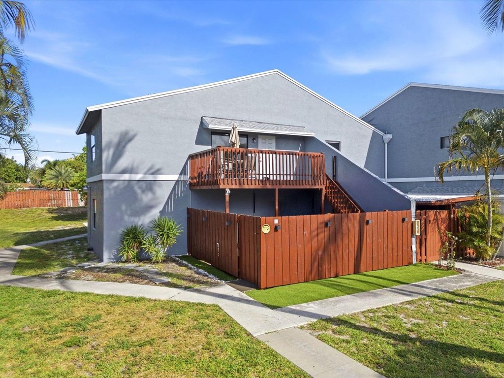 30 Crossings Circle G, Boynton Beach, FL 33435