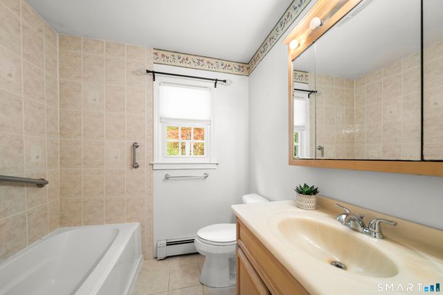 846 Vauxhall St Extension, Waterford, CT 06375