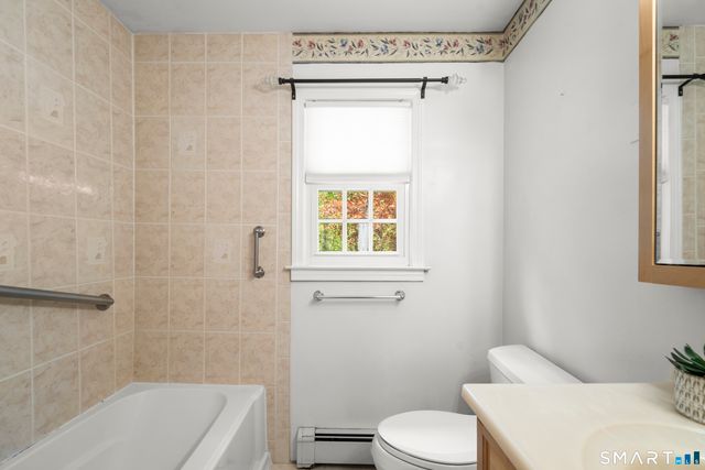 846 Vauxhall St Extension, Waterford, CT 06375