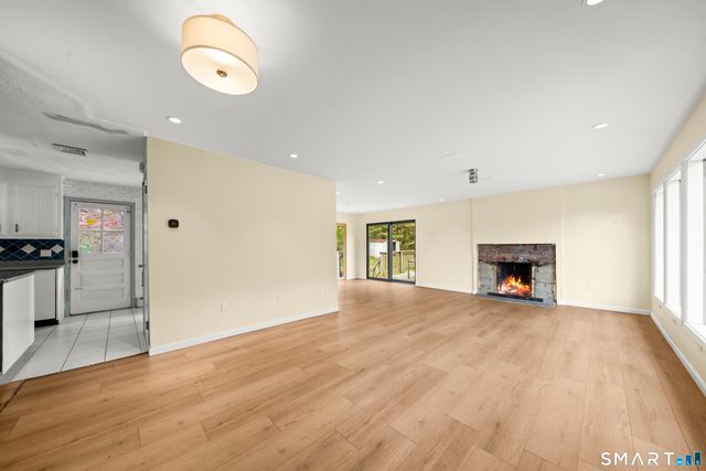 846 Vauxhall St Extension, Waterford, CT 06375