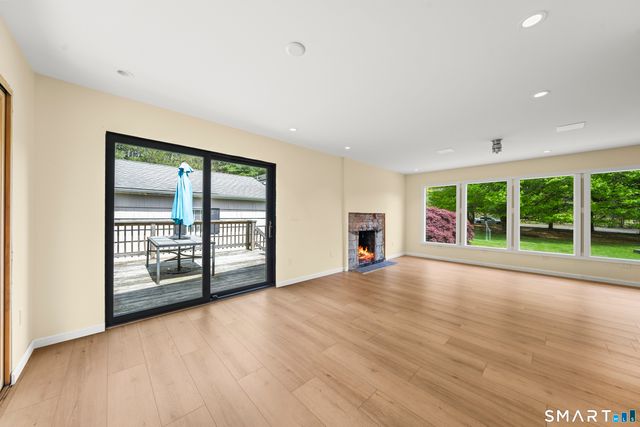 846 Vauxhall St Extension, Waterford, CT 06375