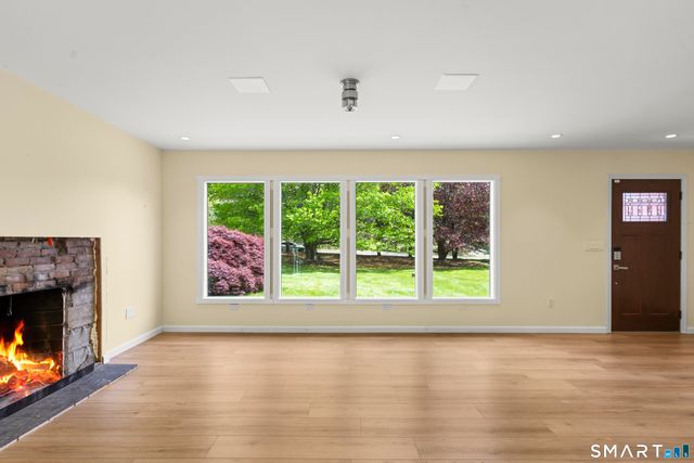 846 Vauxhall St Extension, Waterford, CT 06375