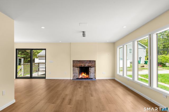 846 Vauxhall St Extension, Waterford, CT 06375