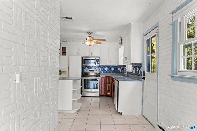 846 Vauxhall St Extension, Waterford, CT 06375