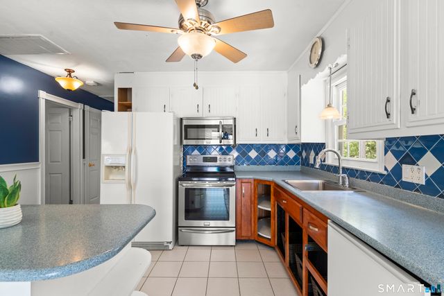 846 Vauxhall St Extension, Waterford, CT 06375