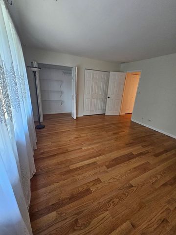 7666 S 88th Court, Justice, IL 60458