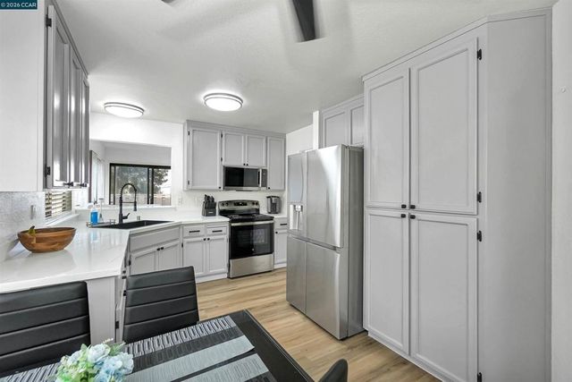 418 Dohrmann Ln, Pinole, CA 94564