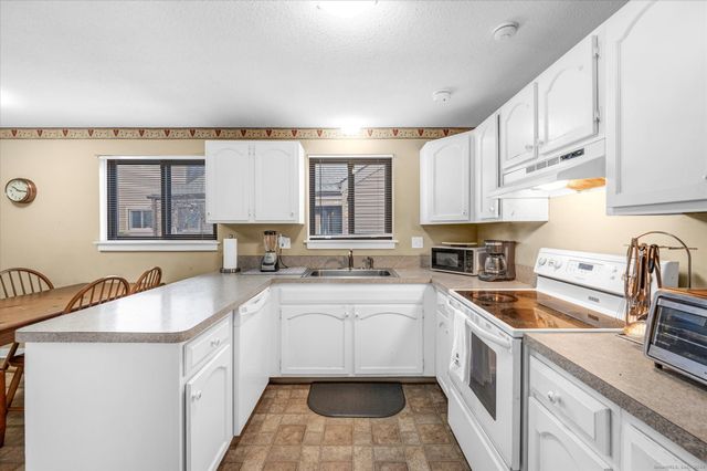 81 Hollister Way North 81, Glastonbury, CT 06033