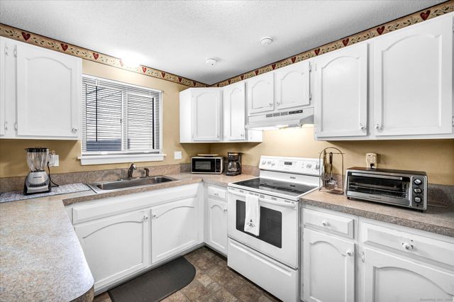 81 Hollister Way North 81, Glastonbury, CT 06033