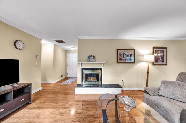 81 Hollister Way North 81, Glastonbury, CT 06033