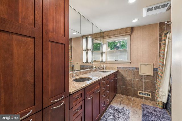 102 N BOX HILL DR, Cherry Hill, NJ 08003