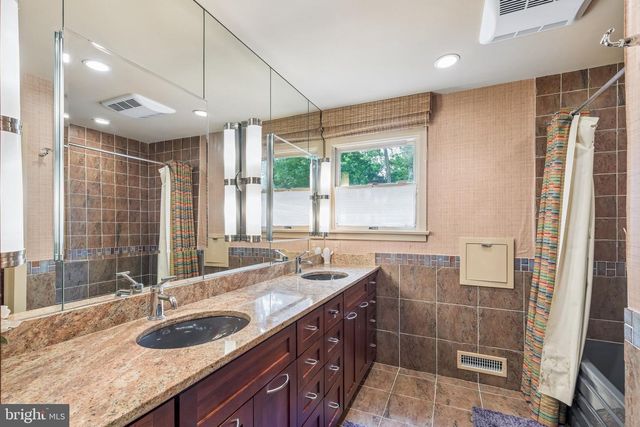 102 N BOX HILL DR, Cherry Hill, NJ 08003