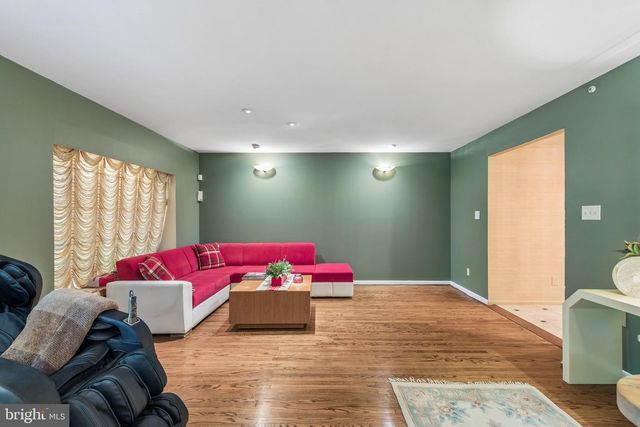 102 N BOX HILL DR, Cherry Hill, NJ 08003