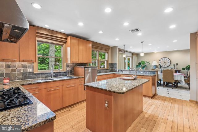 102 N BOX HILL DR, Cherry Hill, NJ 08003