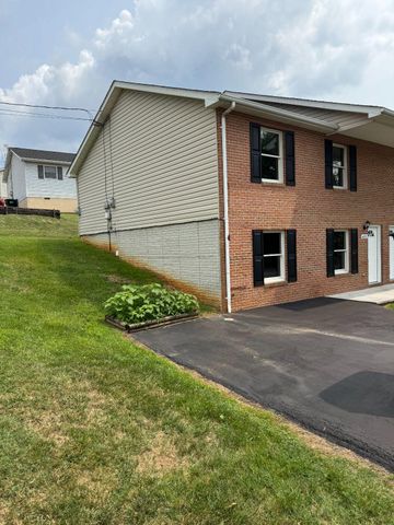 621 THOMPSON ST, Strasburg, VA 22657