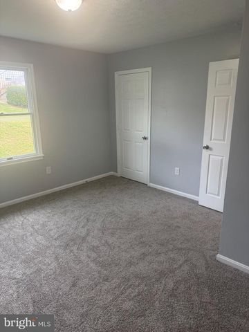 621 THOMPSON ST, Strasburg, VA 22657
