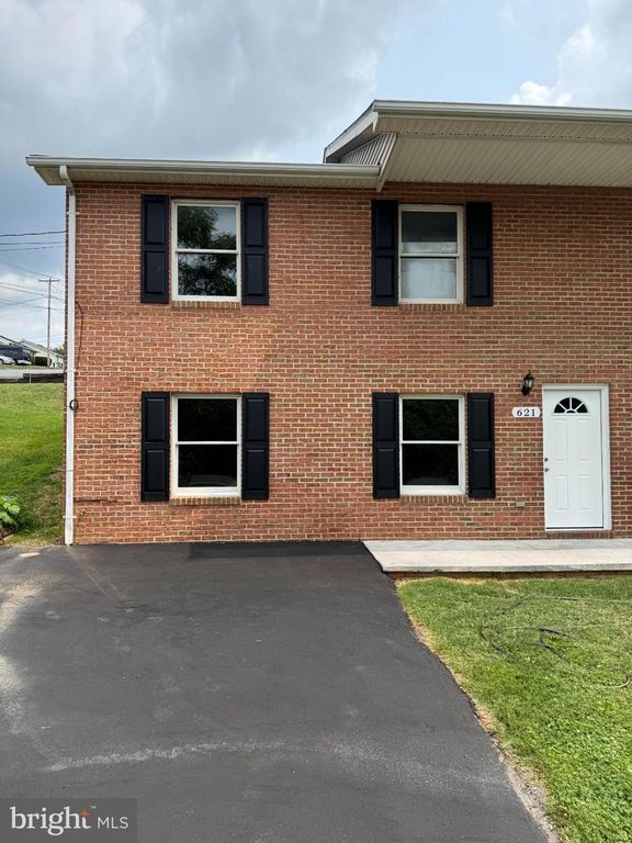 621 THOMPSON ST, Strasburg, VA 22657