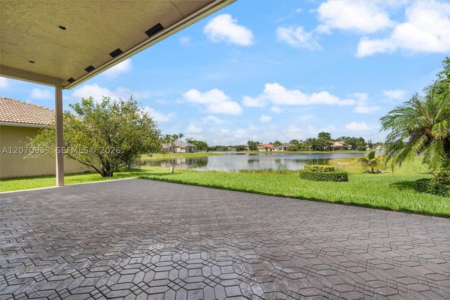 2733 Meadowood Dr, Weston, FL 33332