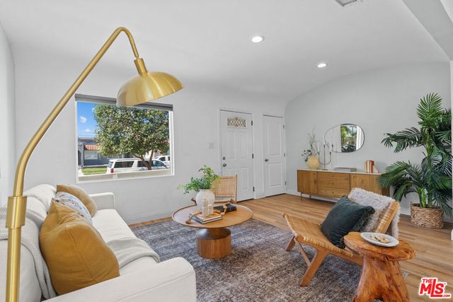 5832 S Van Ness Avenue, Los Angeles, CA 90047