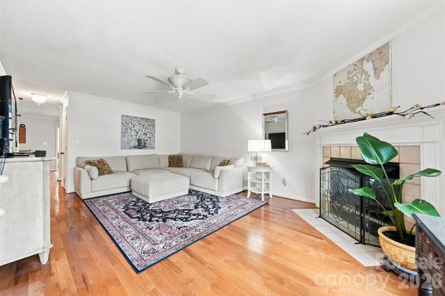 1007 21st Avenue NE, Hickory, NC 28601
