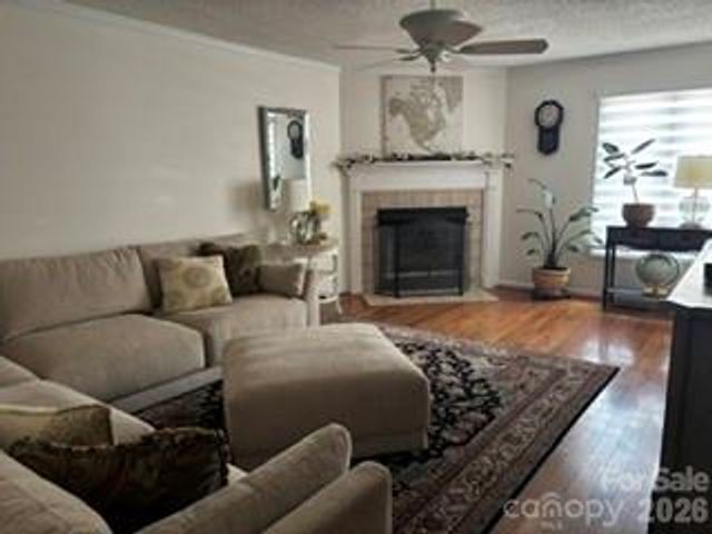 1007 21st Avenue NE, Hickory, NC 28601