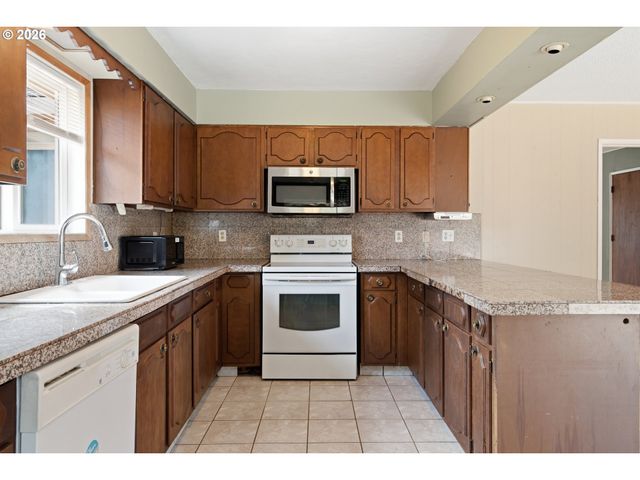 13717 Se MILL St, Portland, OR 97233