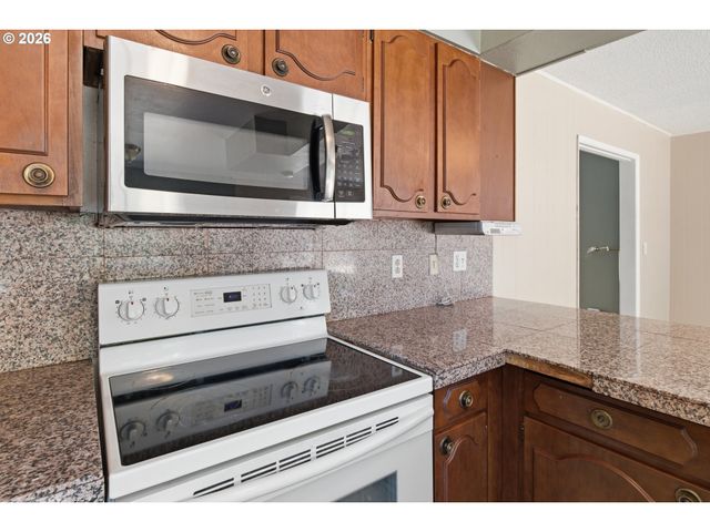 13717 Se MILL St, Portland, OR 97233