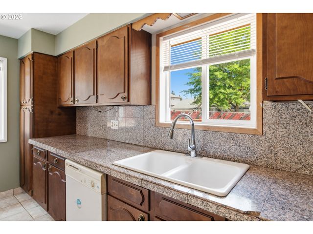 13717 Se MILL St, Portland, OR 97233