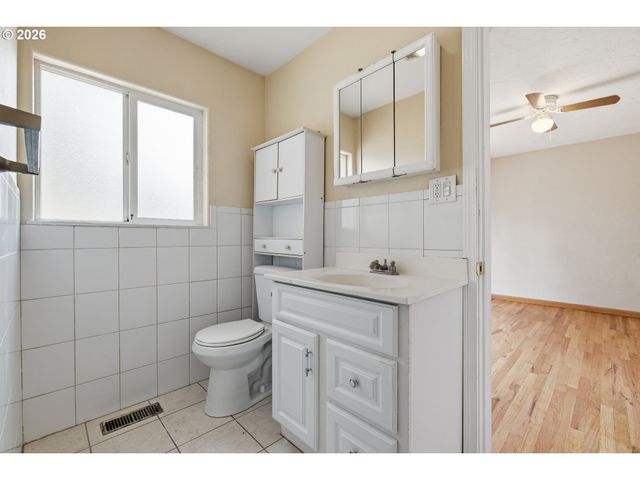 13717 Se MILL St, Portland, OR 97233