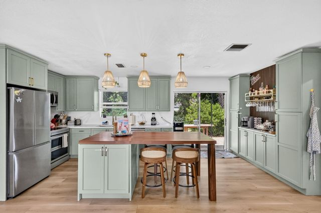 902 SE OCEAN Avenue, Stuart, FL 34996