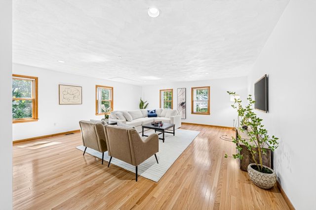 35 Brentwood Rd, Woburn, MA 01801