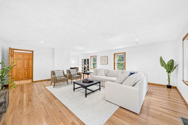 35 Brentwood Rd, Woburn, MA 01801
