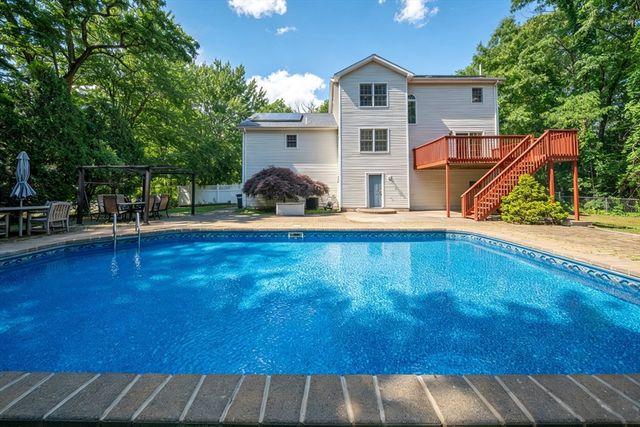 35 Brentwood Rd, Woburn, MA 01801