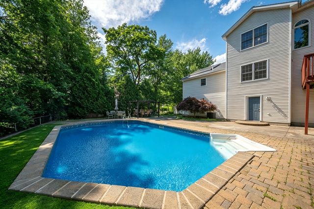 35 Brentwood Rd, Woburn, MA 01801