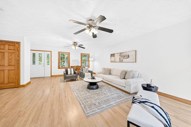 35 Brentwood Rd, Woburn, MA 01801