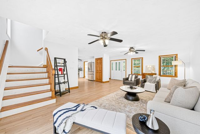 35 Brentwood Rd, Woburn, MA 01801