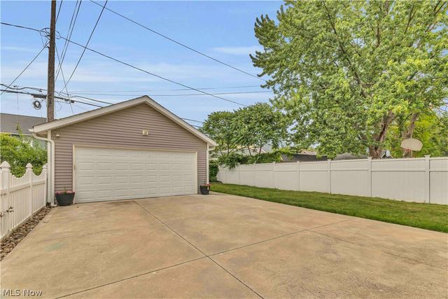 1252 Andrews Avenue, Lakewood, OH 44107
